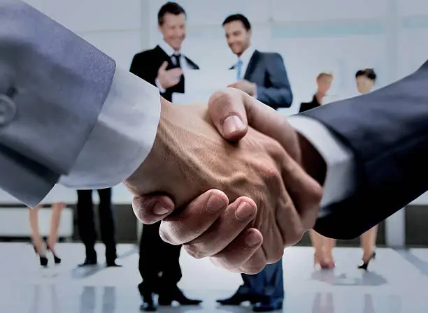 صياغة عقود الشراكة التجارية مع B2B للحصول على شراكة ناجحة